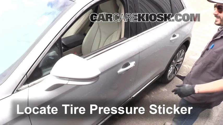 2017 Lincoln MKX Reserve 3.7L V6 Pneus et roues Vérifier la pression des pneus